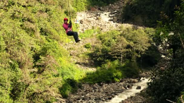 Zip linha sobre o vale andino no Equador — Vídeo de Stock