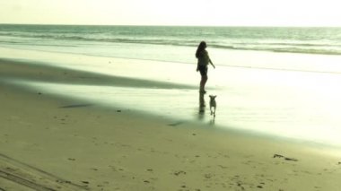 Gün batımında sahil yürüyüşü