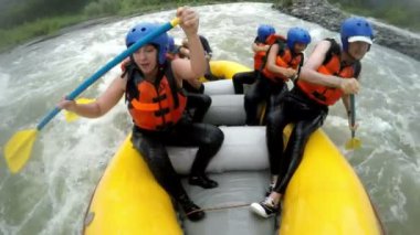 Beyaz su Rafting büyük su sıçramalarına ağır çekim