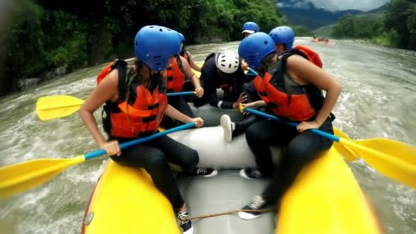 Vtip zpomalené rafting na divoké vodě — Stock video