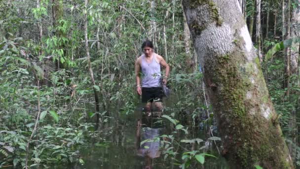 Grupo de turistas en la selva amazónica — Vídeo de stock