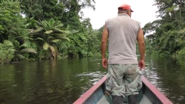 Cuyabeno 야생 동물 보호구에서 레인저 — 비디오