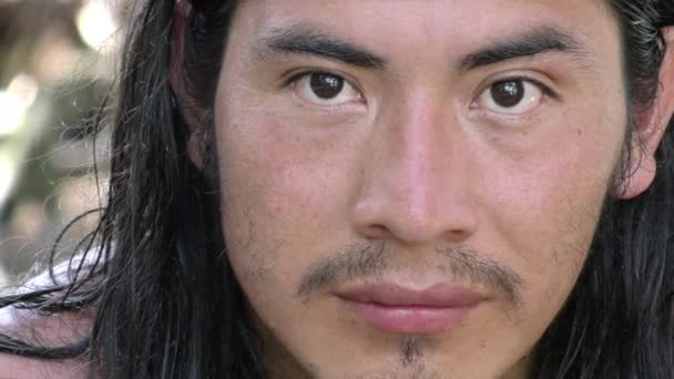 Amazonas inhemska ansikte på nära håll — Stockvideo