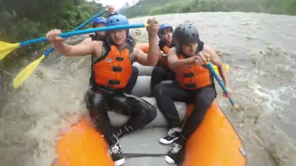 Aventura en barco de rafting de agua blanca — Vídeos de Stock