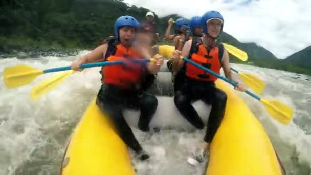 Wildwasser-Rafting-Team — Stockvideo