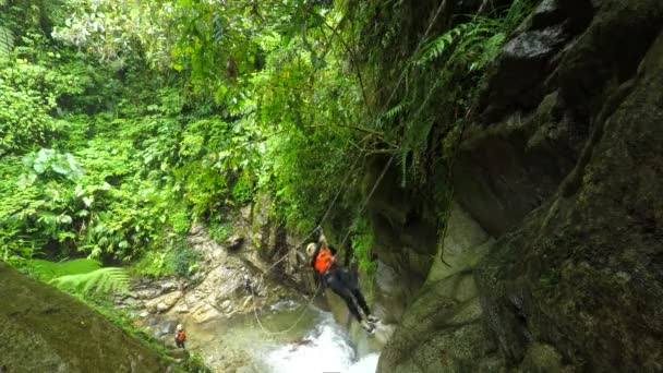 Toeristische vrouwen door Zip lijn via de waterval Is verzonden terwijl Canyoning — Stockvideo