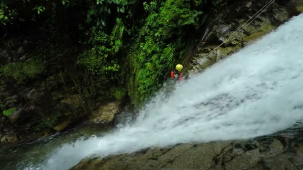 Canyoning waterval afdaling — Stockvideo