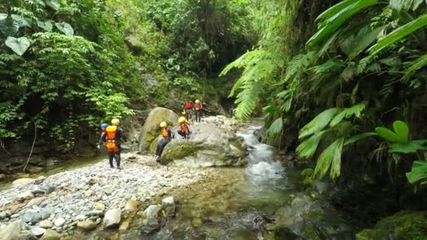 Avonturier op Canyoning reis — Stockvideo