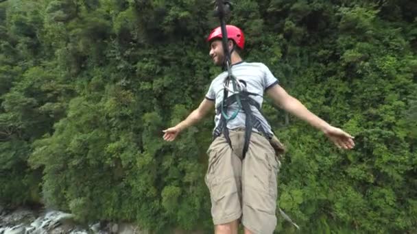 Unge mænd glider på zip linje over ecuadorianske regnskov – Stock-video