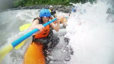 Beyaz su Rafting ekibi büyük sıçrama