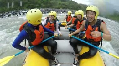 Beyaz su Rafting tam hızda kürek