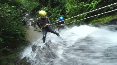 Asya erkekler turizm şelale Rappelling