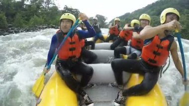 Asya grup insan beyaz su Rafting