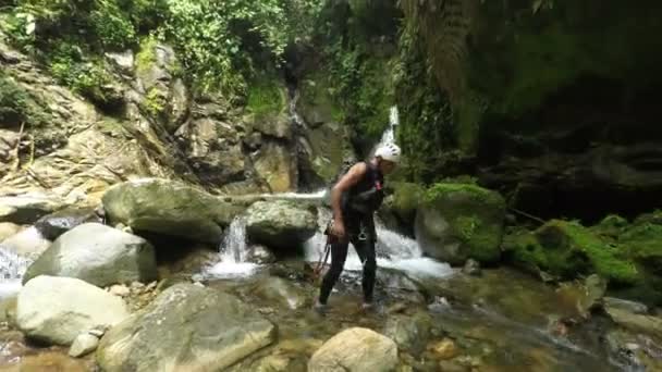Aventurier en voyage de canyoning — Video