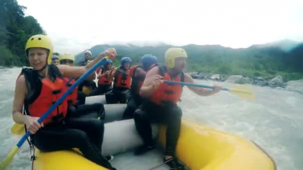 Viaje en balsa de agua blanca — Vídeo de stock