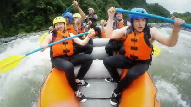 Equipe de Rafting de água branca grande respingo — Vídeo de Stock