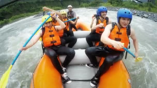 Turistler beyaz su Rafting Pastaza nehir, Ekvator üzerinde grup — Stok video