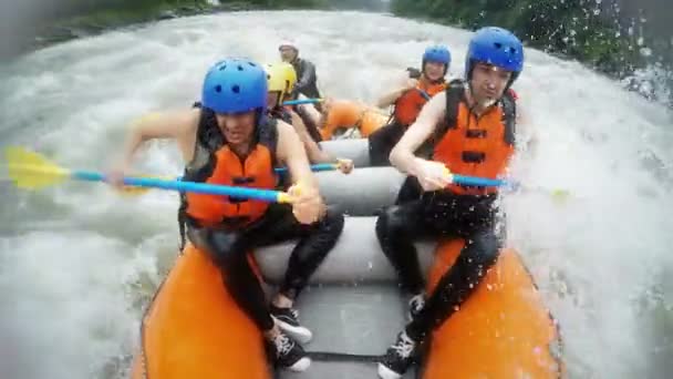 Equipe de Rafting de água branca grande respingo — Vídeo de Stock