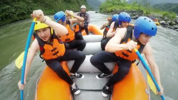 Grupa ludzi na raftingu łódki wiosłowe powoli — Wideo stockowe