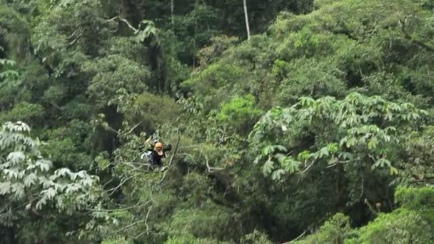 Coppia su zip line — Video Stock