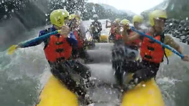 Bir grup insan beyaz su Rafting — Stok video