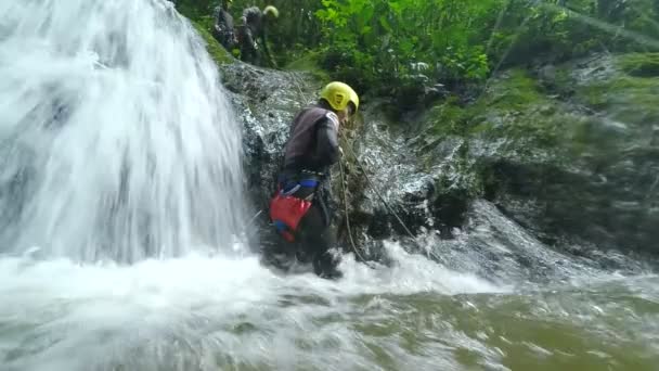 Asiatische Männer Touristen Wasserfall Abseilen — Stockvideo