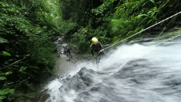 Aasian miehet turisti vesiputous Rappelling — kuvapankkivideo