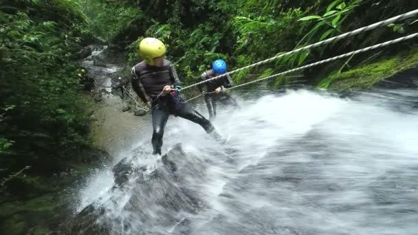 Homens Asiáticos Cachoeira Turística Rapel — Vídeo de Stock