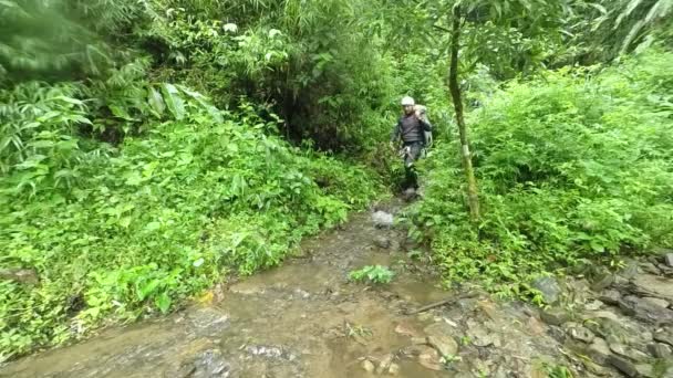 Canyoning instruktör i Ecuadors regnskog — Stockvideo