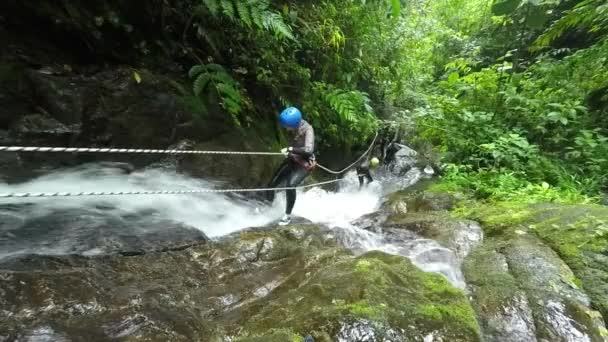 Canyoning καταρράκτη κάθοδος — Αρχείο Βίντεο