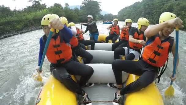 Asiatische Gruppe von Menschen Wildwasser-Rafting — Stockvideo