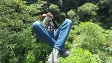 Yetişkin erkekler zip hattını sürme