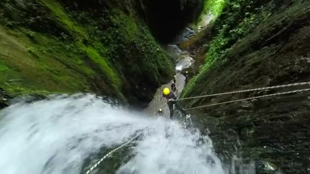 Descenso de cascada de barranquismo — Vídeos de Stock