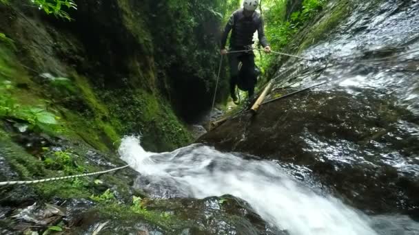 Descenso de cascada en viaje de barranquismo — Vídeo de stock