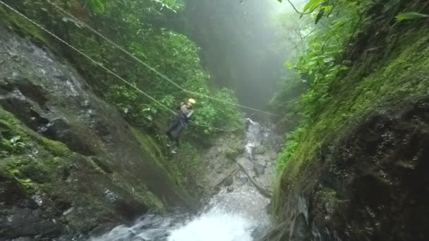 Jeunes hommes est envoyé par tyrolienne sur la cascade — Video