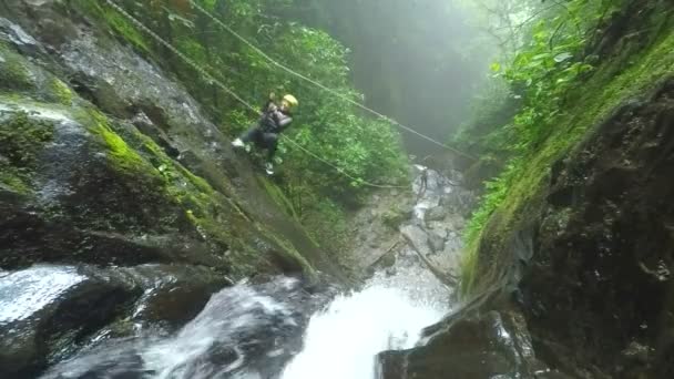 Туристичні азіатські жінки відправляються лінією Zip над водоспадом під час каньйону — стокове відео
