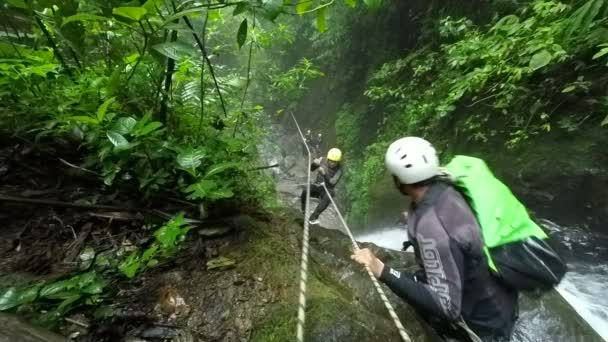 Line zip nad wodospad w Llanganates Parku Narodowego Canyoning wyprawy — Wideo stockowe