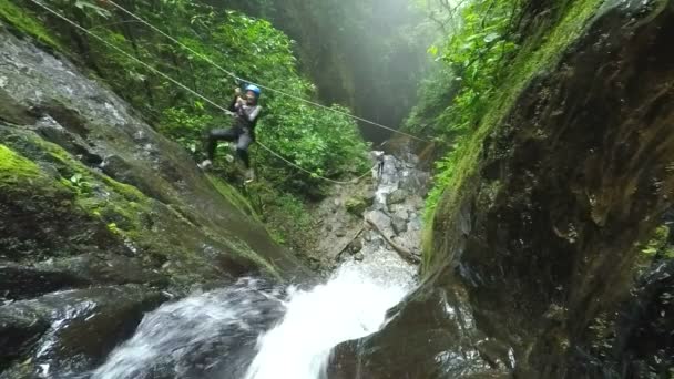 Turystyczny kobiet jest wysyłany przez Zip Line nad wodospadem — Wideo stockowe