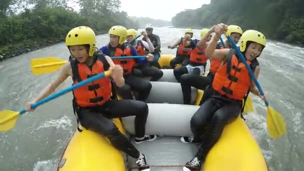 Beyaz su Rafting önde gelen kızlar tekne — Stok video