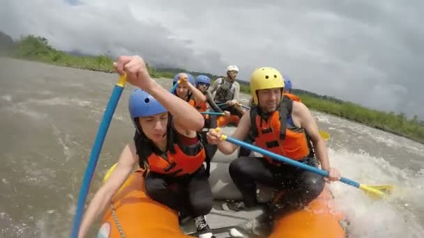 Rafting na bílé vodě — Stock video