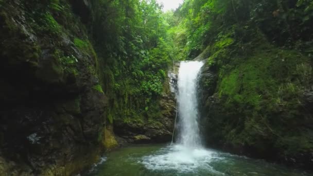 Unfall beim Abseilen eines Wasserfalls — Stockvideo