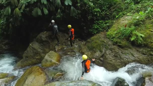 Gruppe von Touristen spielt in der Natur — Stockvideo