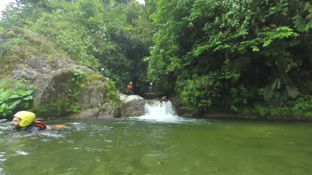 Grupo de Turistas Jogando na Natureza — Vídeo de Stock