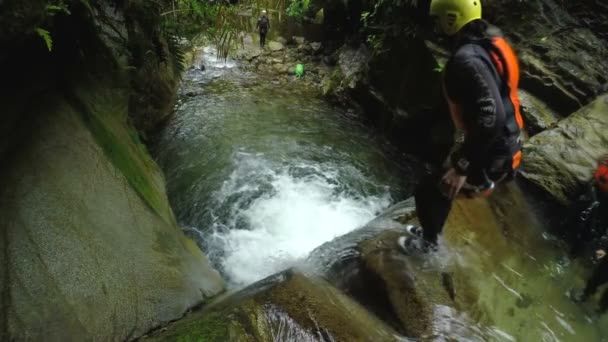 Hoogspringen in waterval — Stockvideo