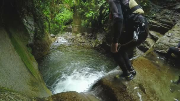 Salto de cascada en cámara lenta — Vídeos de Stock