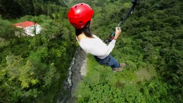 Молодые женщины Zip Line — стоковое видео