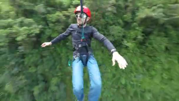 Zip Line rit snel draaiende — Stockvideo