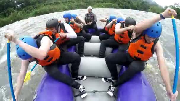 Neun Personen bilden Wildwasser-Rafting-Gruppe — Stockvideo