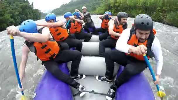 Grupo de siete personas Rafting en aguas bravas — Vídeos de Stock