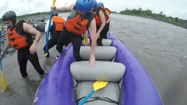 Terminando o passeio de rafting de água branca — Vídeo de Stock